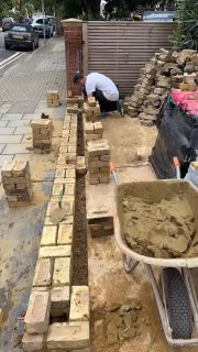 Building a new brick wall using handmade reclamation yellow stock bricks…the process…like ❤️to follow the process and to get notice of future linked reels…
 
This is the final piece of the puzzle for this impressive detached Victorian house in Putney, London. We’ve had the pleasure of designing a new garden for the back of the house, a new granite drive for the front of the house and now the front boundary wall. 
.
.
.
#brickwall #londonbrickwall #victorianwall #londonstockbrick #londonstockbrickwall #bricklaying #gardenwall #victorianhouse #londonhouse